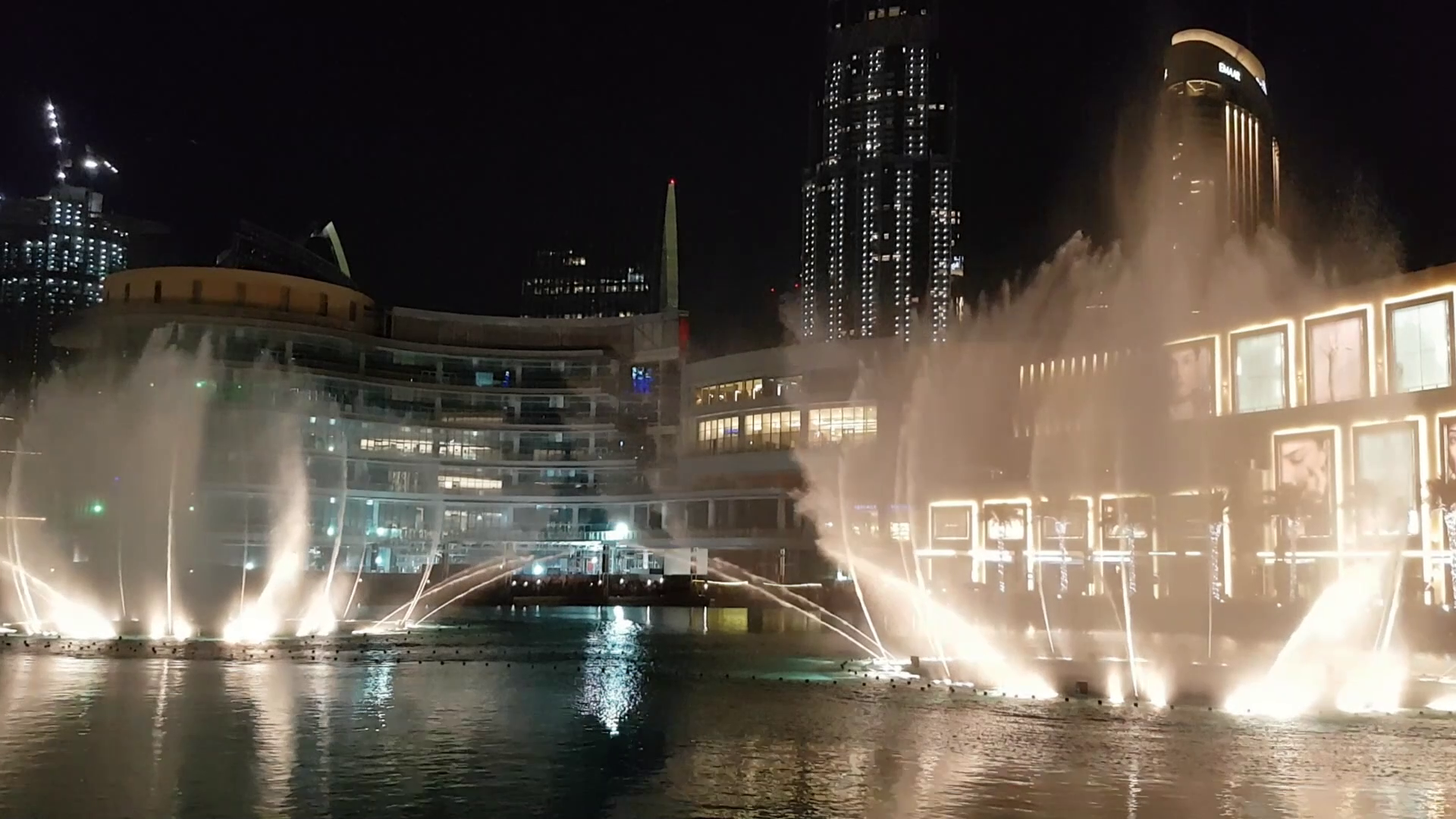 Пеещите фонтани в Дубай са най-големите в света – снимки, видео