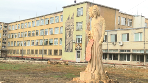 Скулптура на Кирил и Методий е изсечена в ствола на изсъхнало вековно дърво в училищен двор във Видин