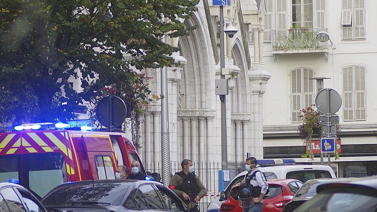 Трима убити, включително обезглавена жена, при нападение с нож в Ница