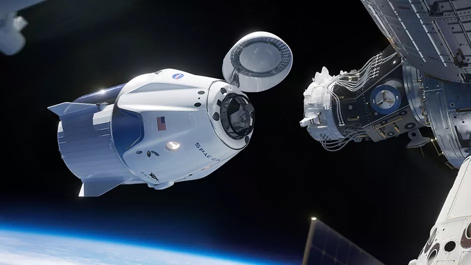 Капсулата „Дракон“ на Space X с четирима астронавти се скачи с МКС