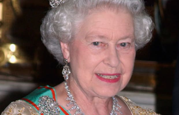 Кралица Елизабет II и нейните брошки