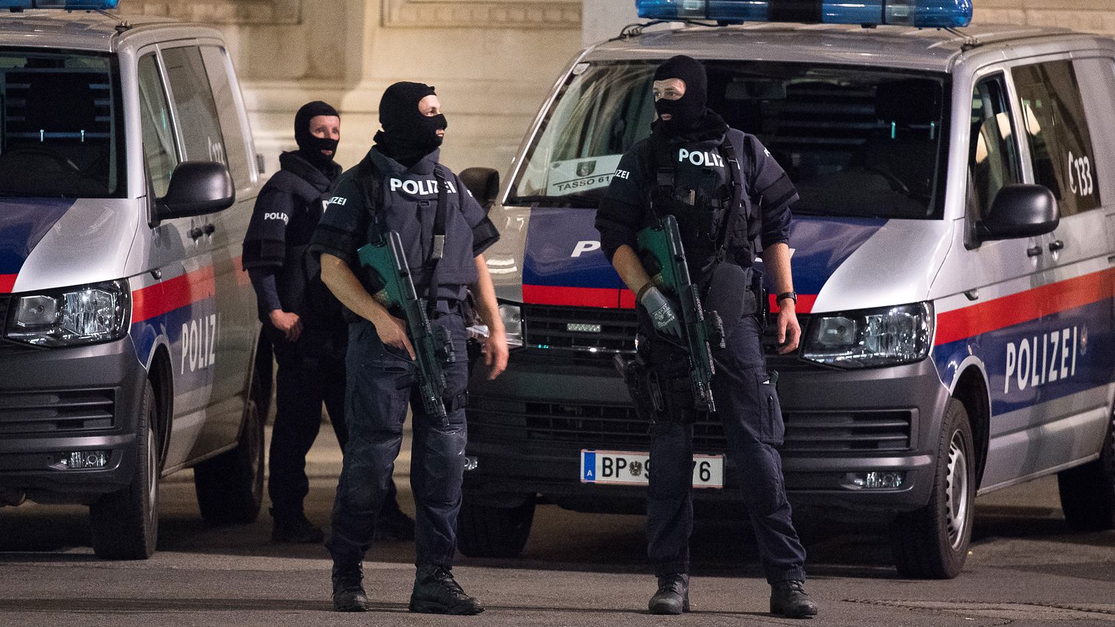 Трима убити и над 10 ранени при терористичната атака във Виена