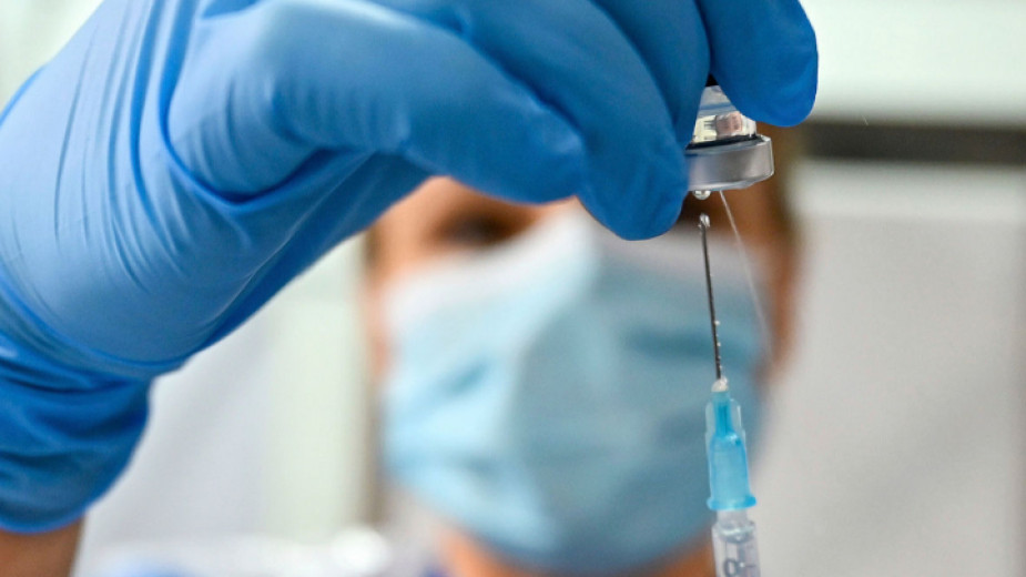Великобритания одобри ваксината на „АстраЗенека“ и Оксфорд