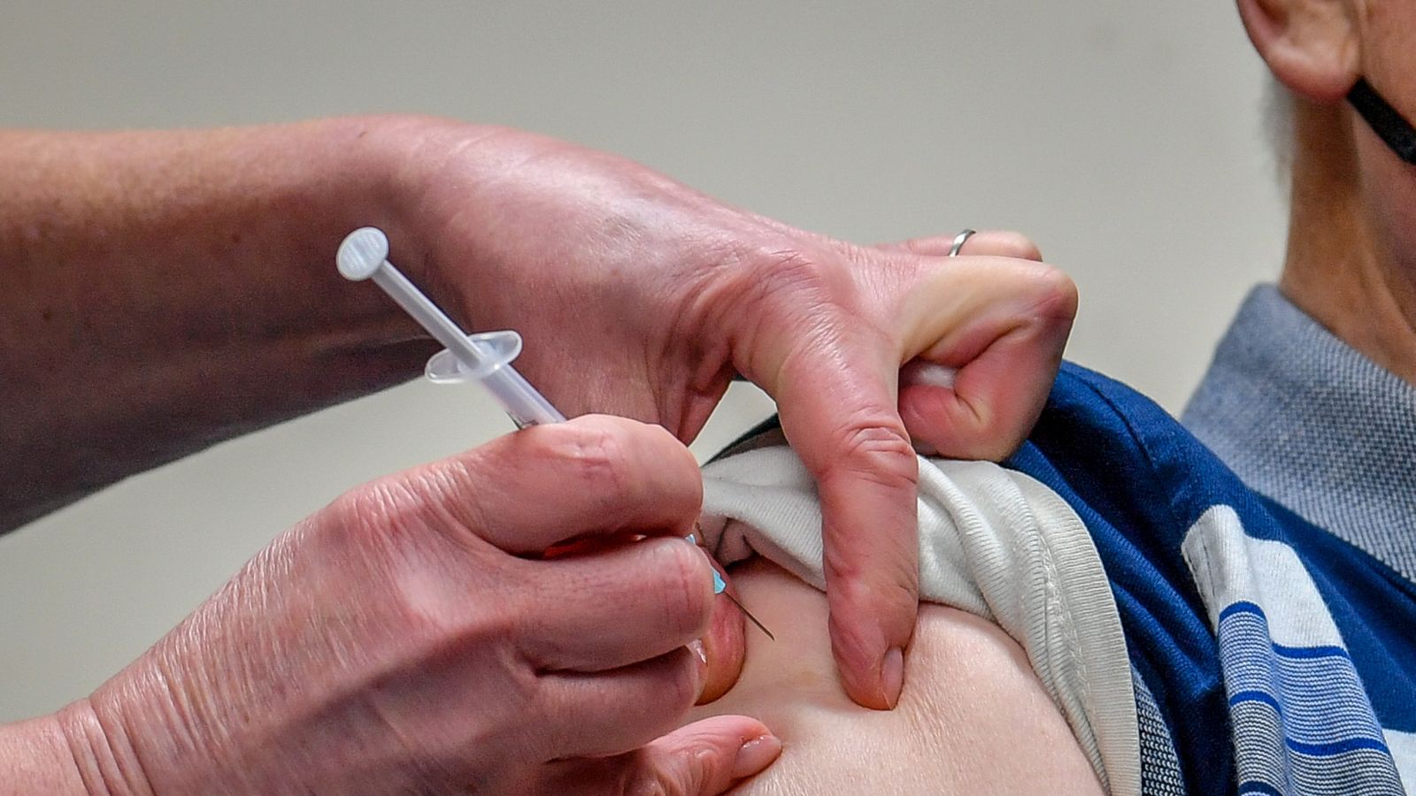 Първа ваксина получиха учители от Козлодуй