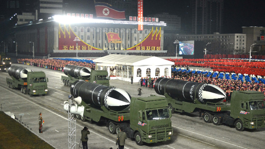 Северна Корея показа нова балистична ракета с подводно базиране – видео