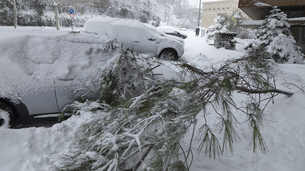 Усложнена обстановка по пътищата заради обилните валежи от дъжд и сняг