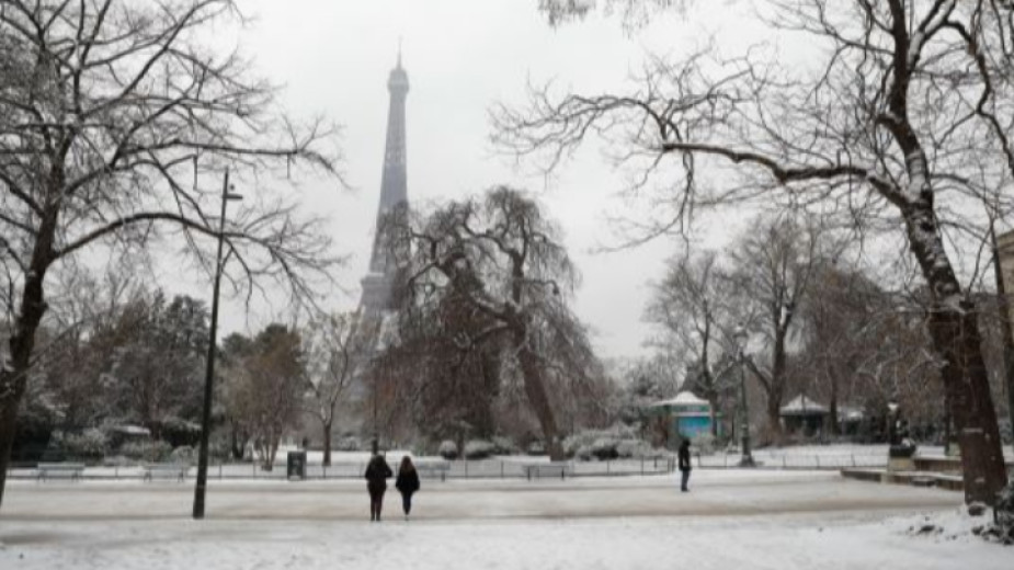 Обилен снеговалеж остави без ток хиляди във Франция, -25 градуса в Москва – видео