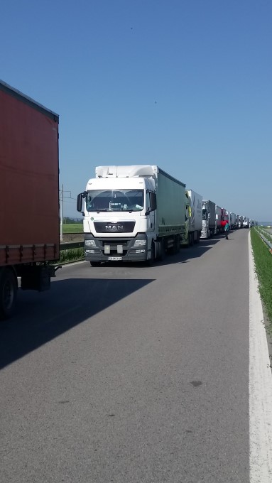 13 км. е опашката от тежкотоварни камиони на влизане в България през ГКПП „Дунав мост 2“
