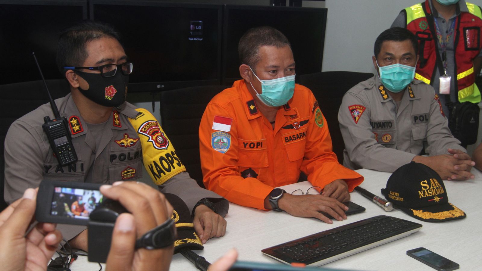 Индонезия потвърди, че изчезналият самолет е катастрофирал