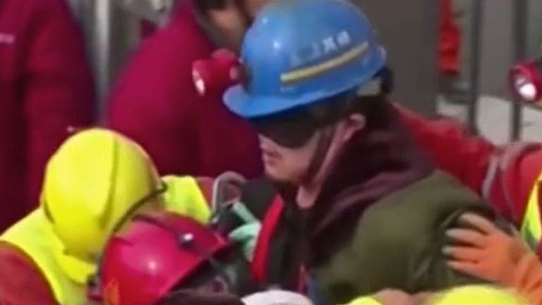 Спасиха единадесет миньори, които прекараха две седмици под земята в Китай – видео