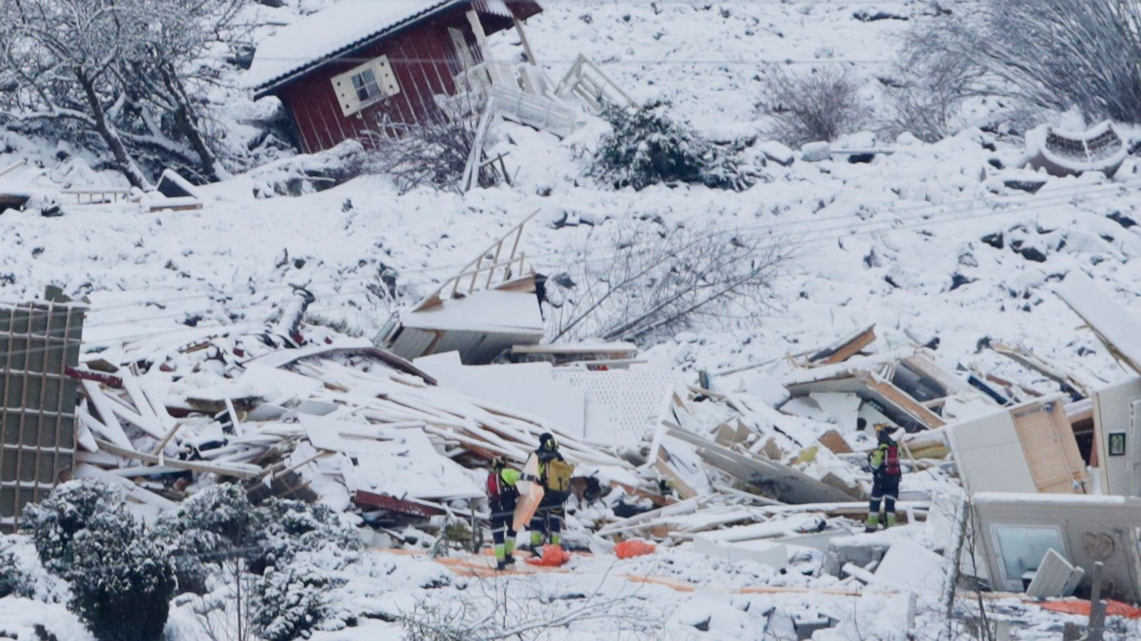 Четирима загинали досега след свличането на земни маси в Норвегия