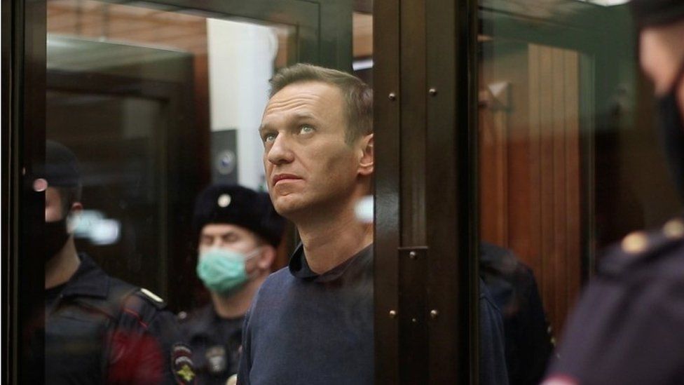 Руски съд осъди на 3,5 години затвор критика на Кремъл Алексей Навални – снимки, видео