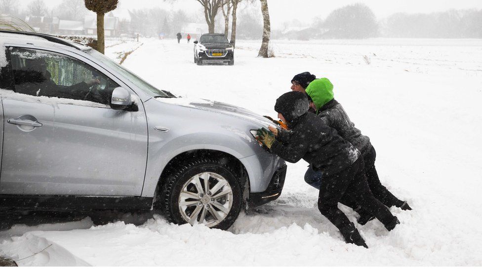 Обилен снеговалеж предизвика значителни нарушения на транспорта в Германия и Великобритания – видео