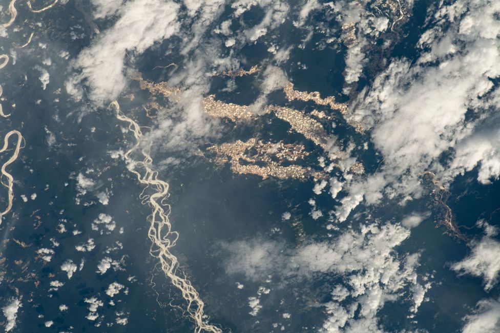 Редки снимки от НАСА разкриват „златните реки“ на Амазонка