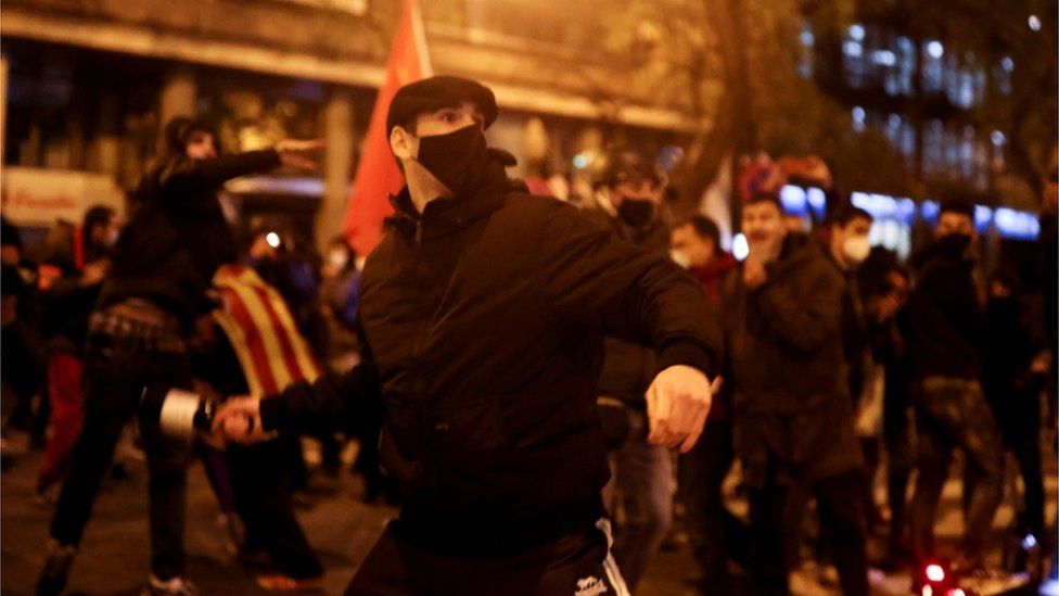Многохиляден протест и размирици в Барселона в подкрепа на рапъра Пабло Хасел – видео