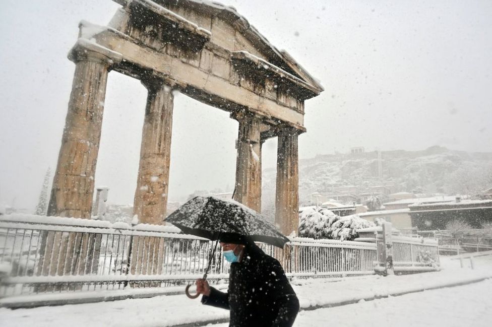 Сняг покри Акропола в Атина – снимки