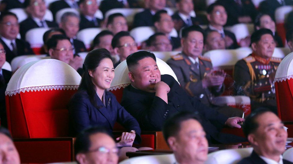 Жената на Ким Чен-ун за първи път пред публика след година отсъствие