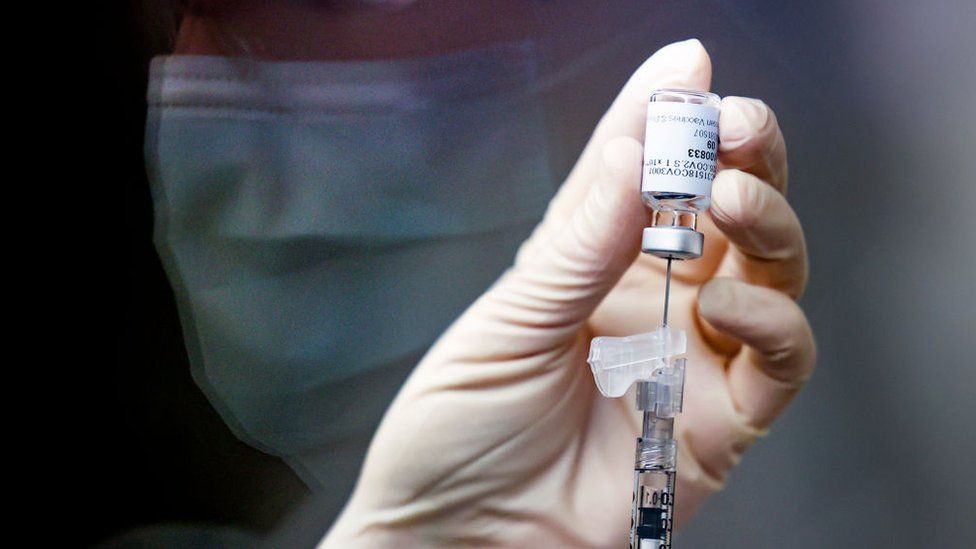 Еднодозовата ваксина на „Джонсън и Джонсън“ получи разрешение в САЩ – видео