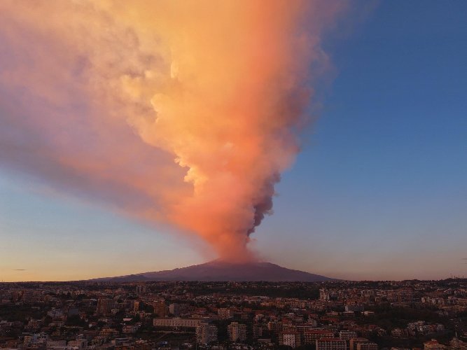 Вулканът Етна изригна зрелищно – видео