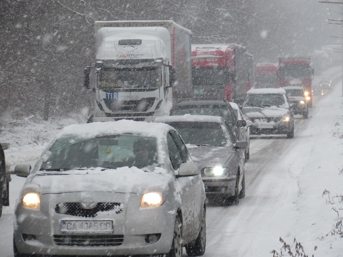 855 машини чистят сняг по пътищата в страната