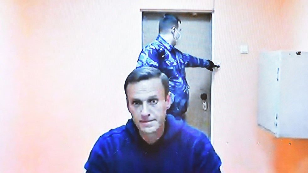 Навални пристигна в наказателна колония за изтърпяване на присъдата си – видео