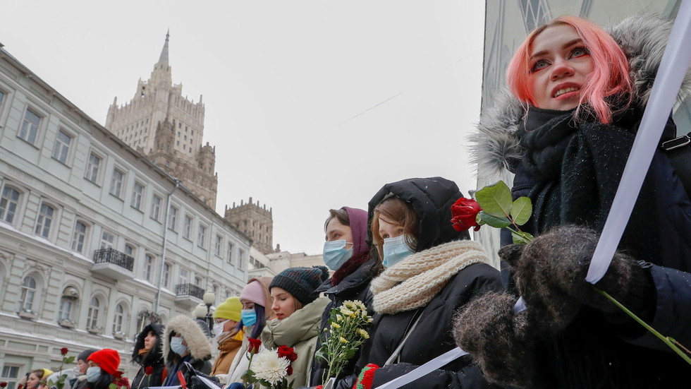 Живи вериги в Москва и Санкт Петербург в знак на солидарност с Навални – видео