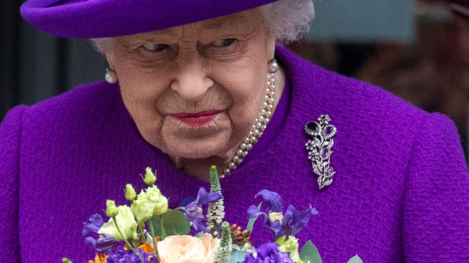 Елизабет II призова британците да се ваксинират – видео