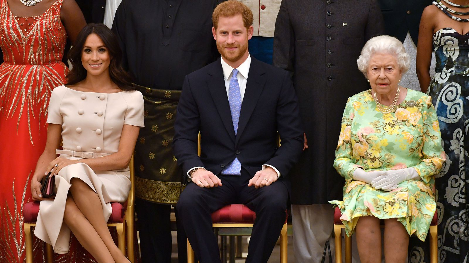 Хари и Меган: Херцогът и херцогинята на Съсекс няма да се върнат в кралското семейство – видео