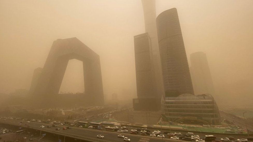 Най-силната прашна буря от десетилетие покри Пекин – видео