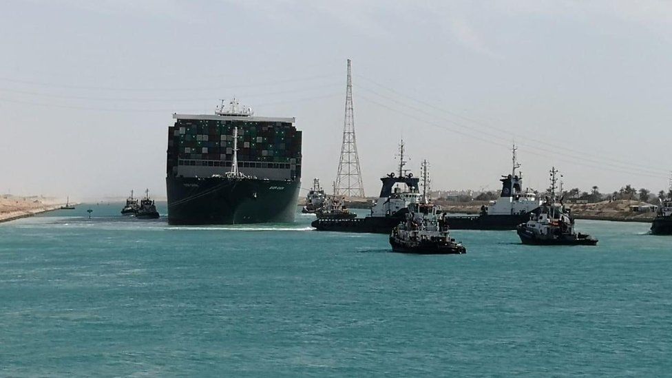 Трафикът в Суецкия канал се възобновява, „Евър Гивън“ отново в движение – видео