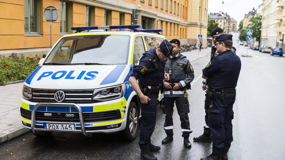 Осем ранени при терористично нападение с нож в Швеция – видео