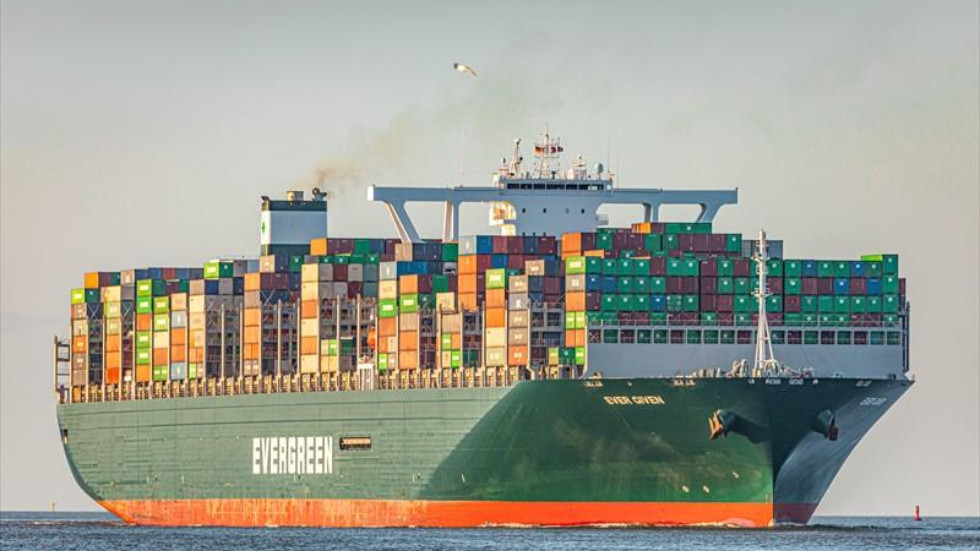 Товарен кораб блокира трафика в Суецкия канал – снимки