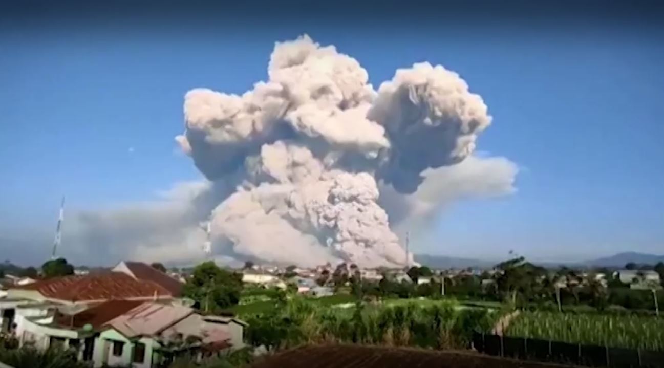 Мощно изригване на вулкана Синабунг в Индонезия – видео