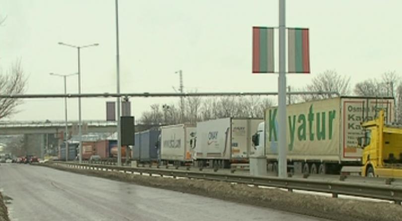 Недоволни водачи на тежкотоварни камиони блокираха за час трафика на Дунав мост 2