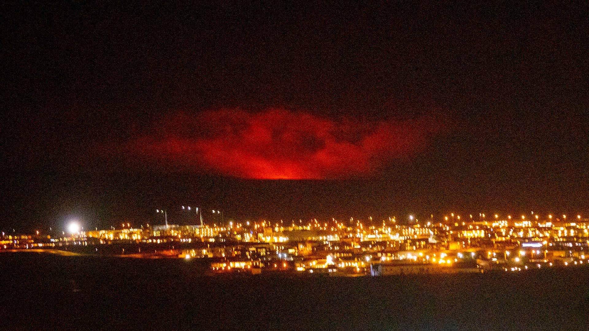 Вулкан изригна в Исландия – снимки, видео