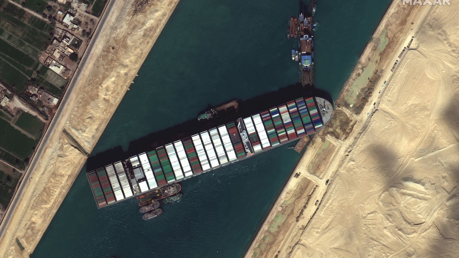 370 кораба, включително 25 петролни танкера, не могат да преминат през Суецкия канал – видео