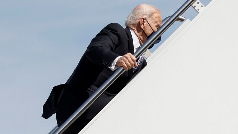 Джо Байдън залитна, докато се качваше в президентския самолет – видео