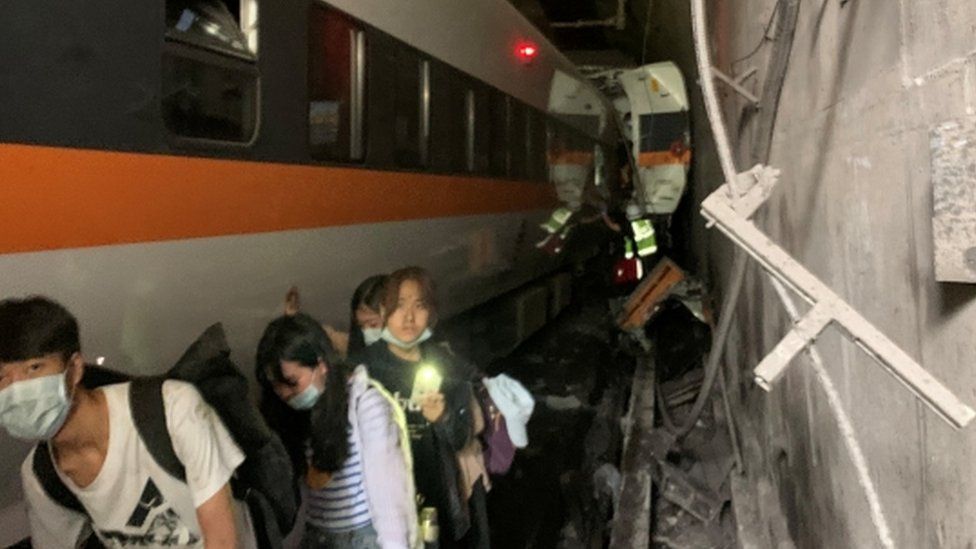 Най-малко 51 загинали и 146 ранени при влаковата катастрофа в Тайван – снимки, видео, обновена