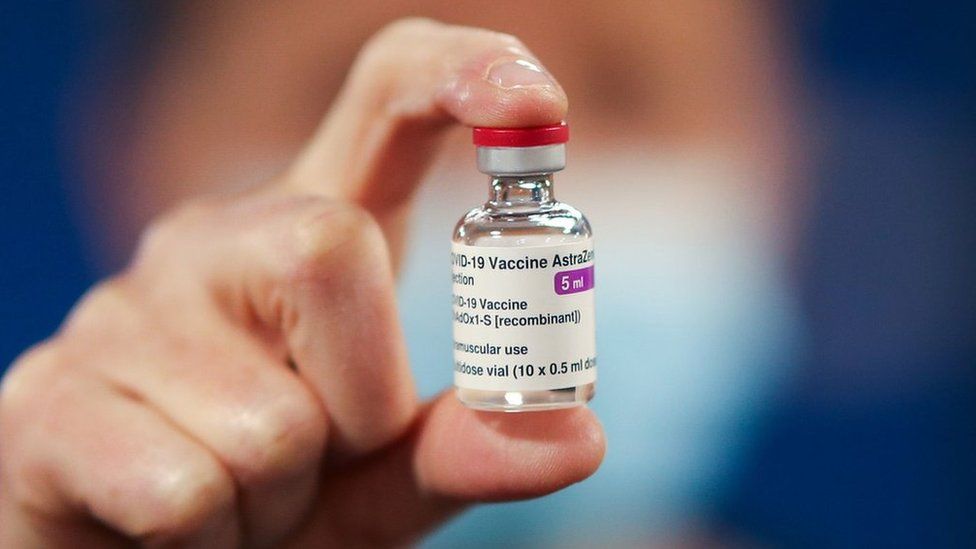 Британските здравни регулатори ограничиха използването на ваксината на „АстраЗенека“ – видео