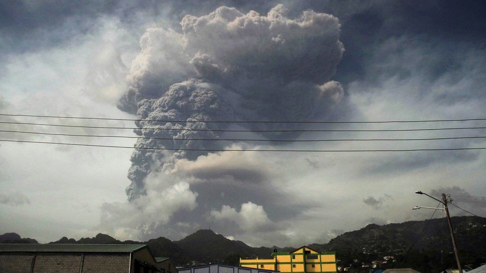 Вулканичното изригване на карибския остров Сейнт Винсънт се засилва – снимки, видео