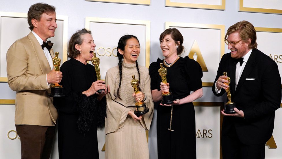 Драмата „Земя на номади“ спечели „Оскар“ за най-добър филм – снимки, видео