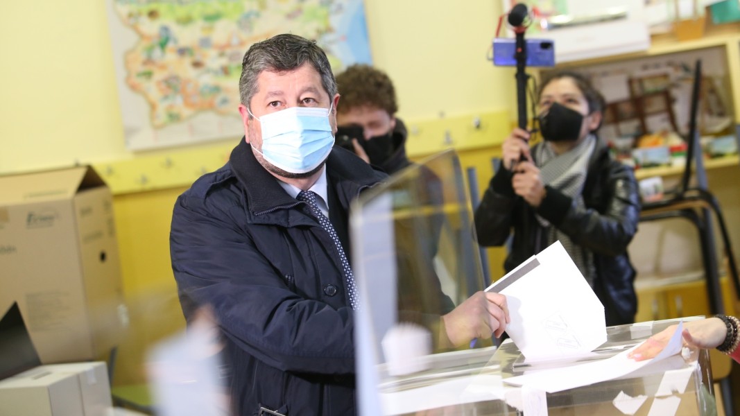 Политиците гласуват: Христо Иванов гласува с хартиена бюлетина