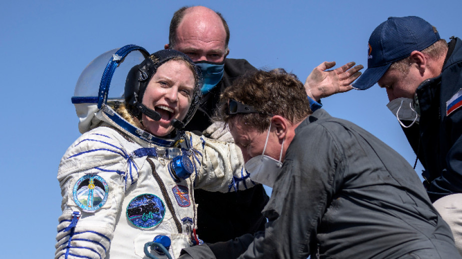 Трима членове на екипажа на МКС се върнаха на земята – снимки, видео