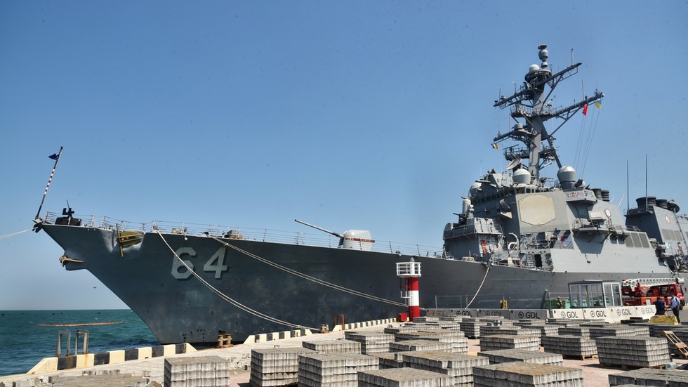 Русия ограничава до октомври корабоплаването в три зони около Крим