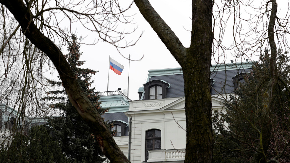 Чехия гони 18 руски шпиони от посолството в Прага – снимки