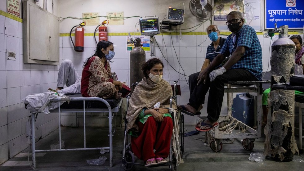 Индия е в тежка санитарна криза с рекорден брой новозаразени и починали – снимки