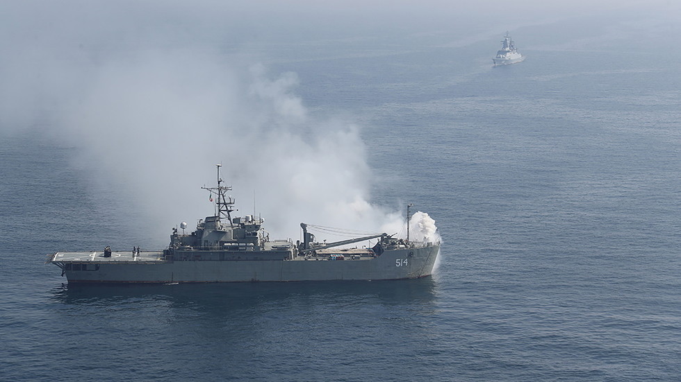Американски военен кораб стреля предупредително в Персийския залив – снимки, видео
