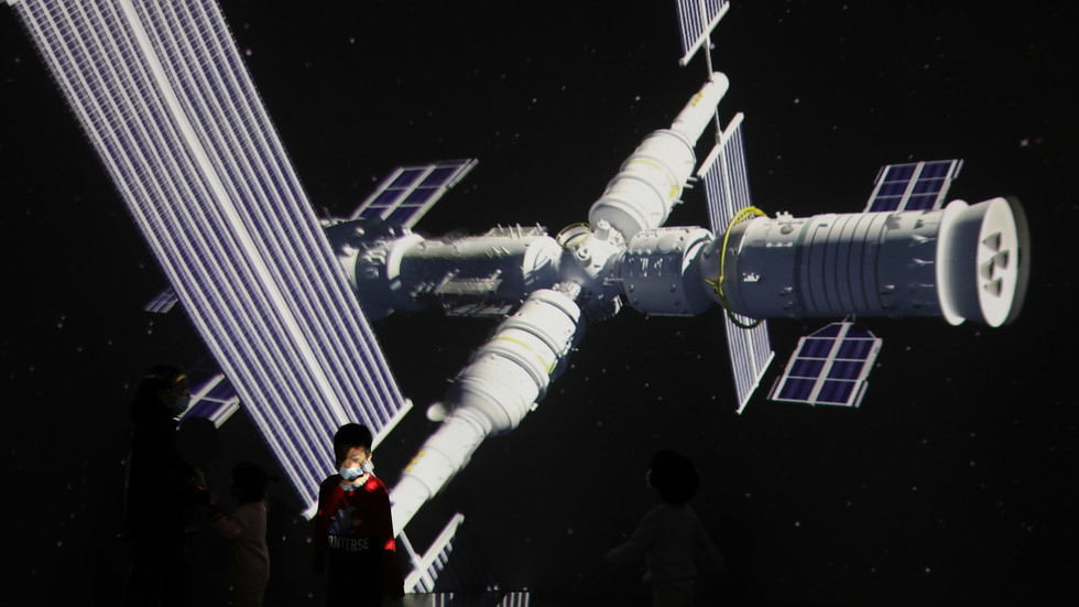 Китай изстреля основния модул на космическата си станция – снимки, видео