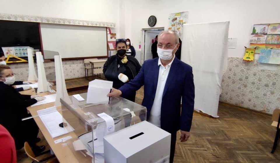 Политиците гласуват: Доган и Карадайъ предпочетоха хартиена бюлетина