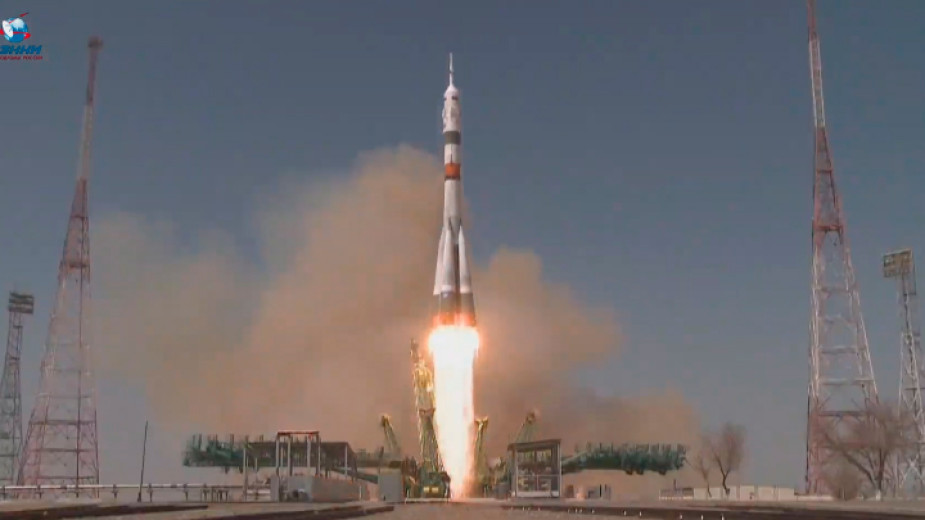 Тричленен екипаж излетя към МКС в чест на 60-годишнината от полета на Гагарин – снимки, видео